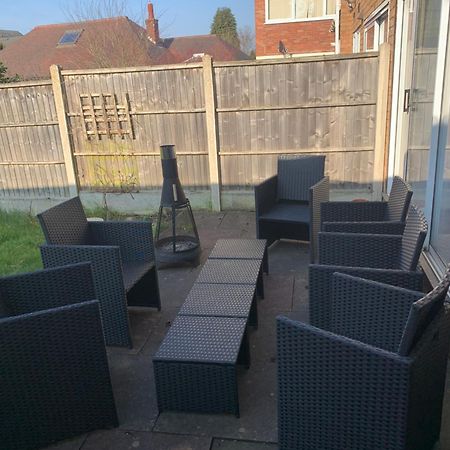 Spacious 5 Bedroom House - Sleeps 7 - 3-Car Driveway - Work - Leisure Wolverhampton Buitenkant foto