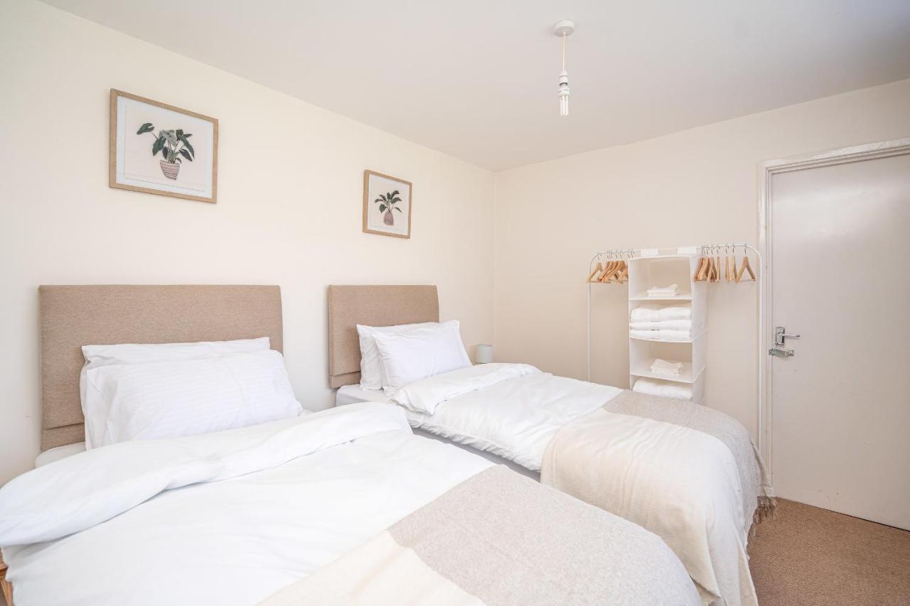 Spacious 5 Bedroom House - Sleeps 7 - 3-Car Driveway - Work - Leisure Wolverhampton Buitenkant foto