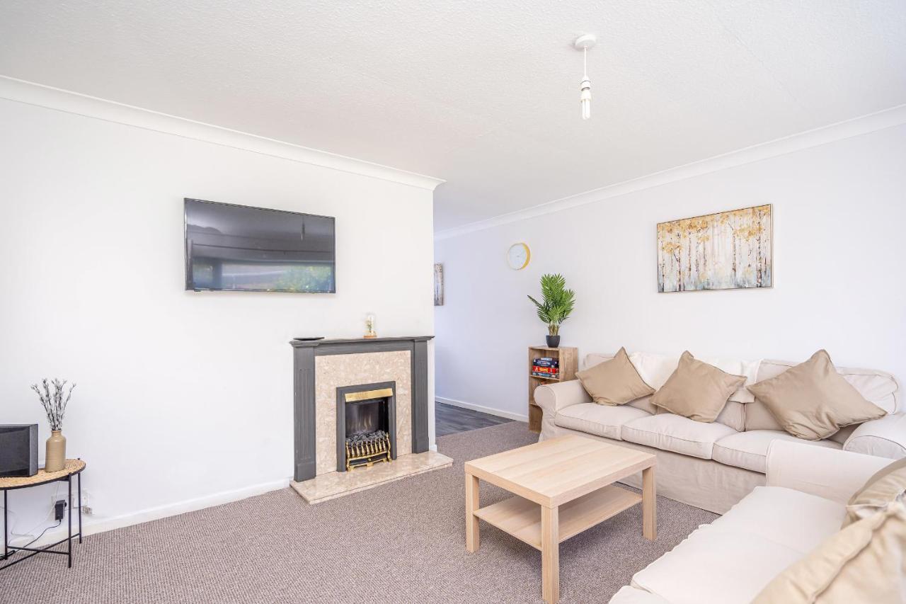 Spacious 5 Bedroom House - Sleeps 7 - 3-Car Driveway - Work - Leisure Wolverhampton Buitenkant foto