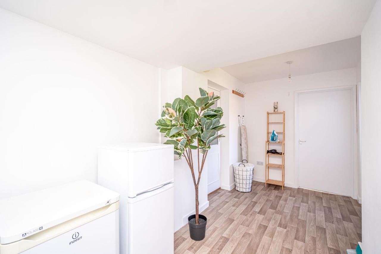 Spacious 5 Bedroom House - Sleeps 7 - 3-Car Driveway - Work - Leisure Wolverhampton Buitenkant foto