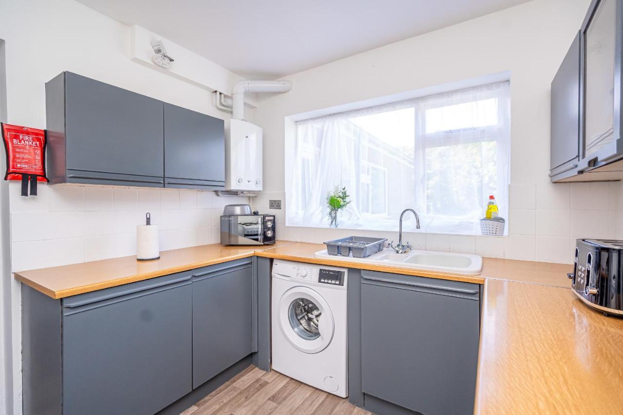 Spacious 5 Bedroom House - Sleeps 7 - 3-Car Driveway - Work - Leisure Wolverhampton Buitenkant foto