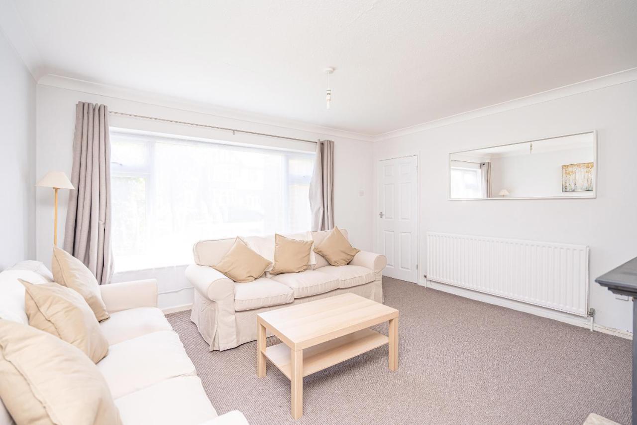 Spacious 5 Bedroom House - Sleeps 7 - 3-Car Driveway - Work - Leisure Wolverhampton Buitenkant foto
